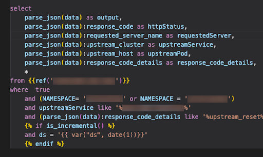 Um trecho de código de uma instrução Snowflake SQL com um modelo Jinja mostrando realce de sintaxe e preenchimento automático de colchetes.